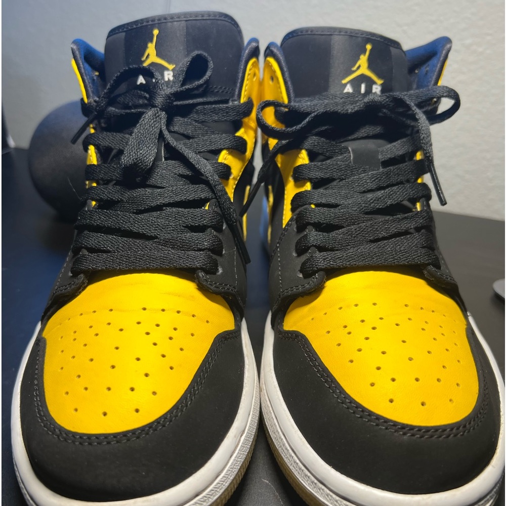 Air Jordan 1 Mid New Love Men’s Size 9.5 Sneakers (2017)